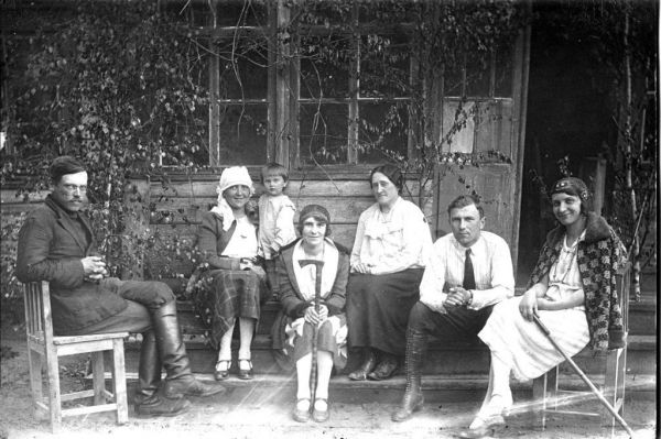 Antonowo - 27 maja 1928 r. Od lewej: Antoni Żaba, jego żona Jadwiga z córką Ireną, Aniela Żabianka, Bronisława Pisanko, Roman Żaba i jego żona Amelia.
