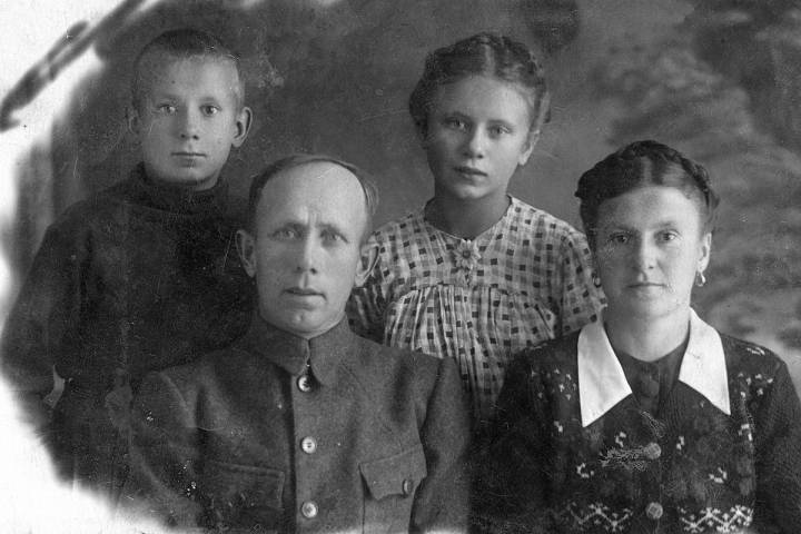 od góry od lewej na zdjęciu: Władysław, Janina.<br>Siedzą Jan i Władysława Nikadon