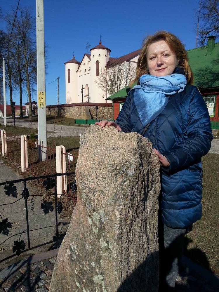 Этот камень перевезли из д. Даневцы. На нем высечены Кресты. Камней было несколько, но из за нового карьера они чуть не погибли. В детстве это было для нас загадочное место