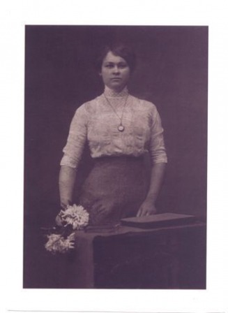 Moja prababcia Weronika Czepielinda.Urodzila sie z Duchowlanach i tam mieszkala z rodzicami i rodzenstwem. Zdjecie wykonane w Warszawie gdzie poszla do szkoly. Pozniej wrocila do Duchowlan, wyszla za maz i mieszkala w/na Zubowszczyznie.