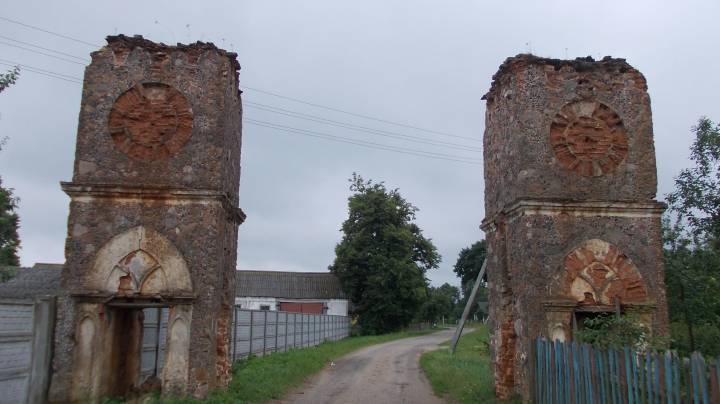 Уязная брама былы маёнтак Вайчынскіх.