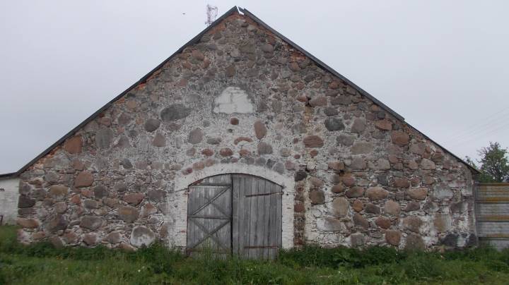 На сёняшні дзень з гаспадарчых пабудоў маёнтка Вайчынскага добра захавалася канюшня. 