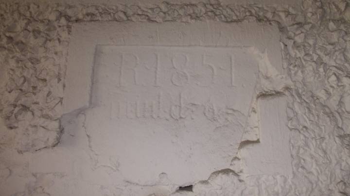 На сцяне адной з гаспадарчых пабудоў  выразна выбіта дата будоўлі – 1851г. 