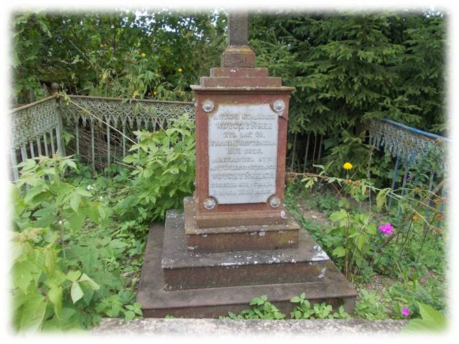 Помнік на магіле Антонія Вайчынскага каля касцёла ў Воўпе.