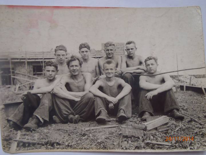 Верхний ряд,второй справа мой отец Ковальчук Захар Семёнович. Учёба в ФЗО г.Луга, Ленинградской области