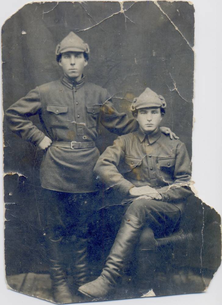 Мой дед, которого я никогда не видела, Квятковский Адольф Игнатьевич (стоит). Рядом, вероятно, его младший брат Станислав.