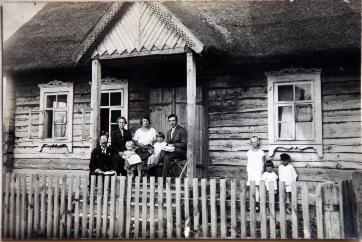 Kraśne nad Uszą. Z lewej: Bielski Władysław i jego zona Konstancja zd. Czaplińska.Przy niej dziecko - Zdzisław Bielski. Dziewczynka - Władysława Bielska.