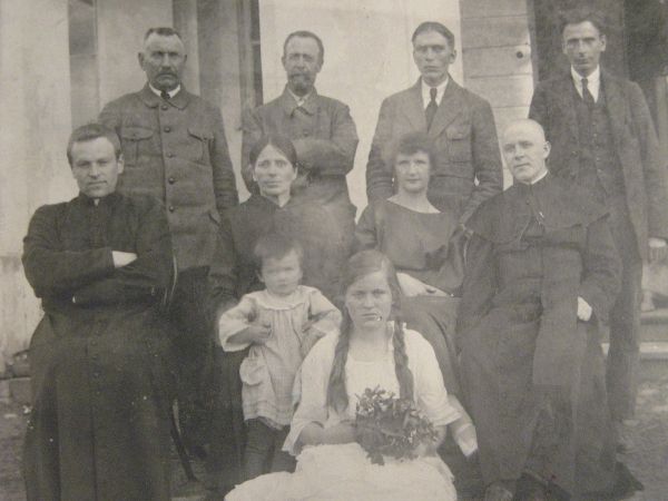 Idołta-Stoją od lewej Ignacy,trzeci od lewej syn Antoni ,na pierwszym planie córka Tola (Antonina), w środku od lewej Julia żona Ignacego z wnuczką Ireną- córką Michała i Jadwigi,obok Juli Jadwiga żona Michała.
