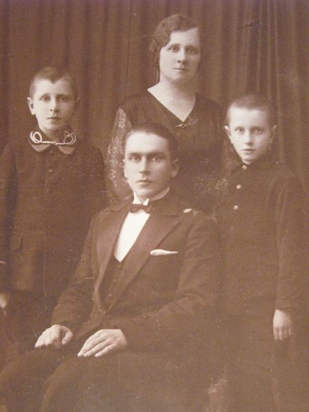 Antoni Świderski z żoną Ludwiką i synami Gienkiem i Waldkiem 