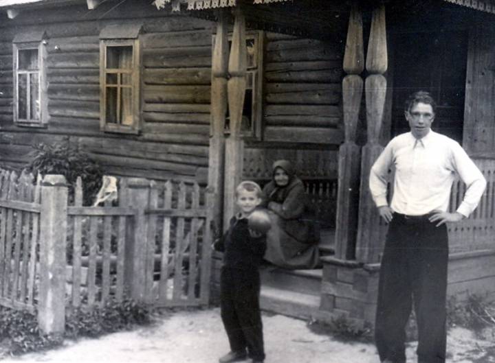 В Сивцево, возле дома Бондаренко (Савченко) Нины Андреевны. На фото я и Савченко Николай Александрович