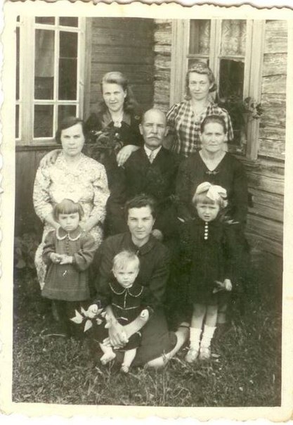 в центре мой прадед Николай Брикач, слева от него его жена Мария Брикач, внизу Вера Николаевна Моргевич/Morgiewicz (Брикач) с детьми Эмилией(слева) и Галиной (на руках) моей мамой, двоюродная тетя Людмила (???) справа.  в центре мой прадед Николай Брикач, слева от него его жена Мария Брикач, внизу Вера Николаевна Моргевич/Morgiewicz (Брикач) с детьми Эмилией(слева) и Галиной (на руках) моей мамой, двоюродная тетя Людмила (???) справа.