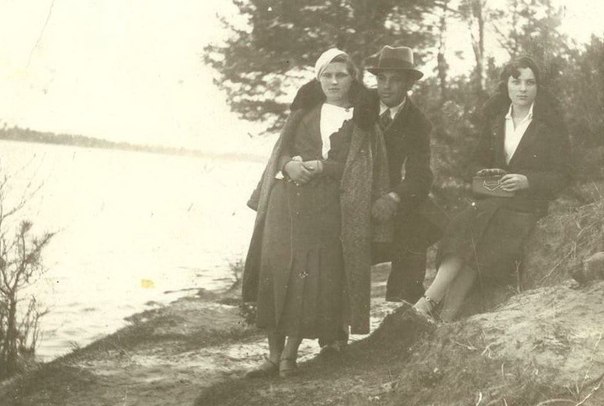 справа бабушка Вера Николаевна Моргевич/Morgiewicz (в девичестве Брикач) справа бабушка Вера Николаевна Моргевич/Morgiewicz (в девичестве Брикач)