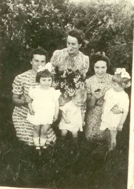 слева бабушка Вера Николаевна Моргевич/Morgiewicz (в девичестве Брикач) Дети слева на права моя тетя Эмилия Моргевич/Morgiewicz, моя мама Галина Моргевич/Morgiewicz, двоюродная тетя Людмила (???) слева бабушка Вера Николаевна Моргевич/Morgiewicz (в девичестве Брикач) Дети слева на права моя тетя Эмилия Моргевич/Morgiewicz, моя мама Галина Моргевич/Morgiewicz, двоюродная тетя Людмила (???)