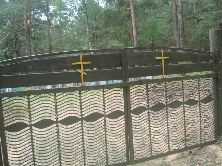 Brama na cmentarz w Rusakowiczach.