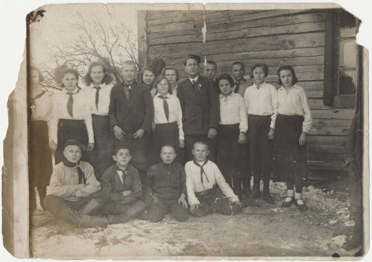 Выпуск Михалковской начальной средней школы, Мозырский Округ, 1936 г.