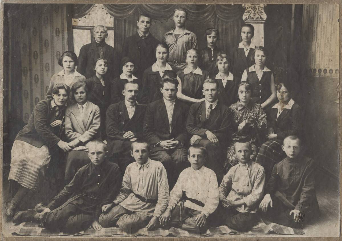 Первый выпуск Михалковской начальной средней школы, Мозырский Округ, 1935 г.