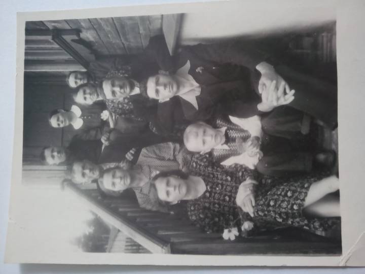 Наверху - Андреюк Иван и Феодора, рядом Остапчук Пелагея(мои дедушка, бабушка и прабабушка)