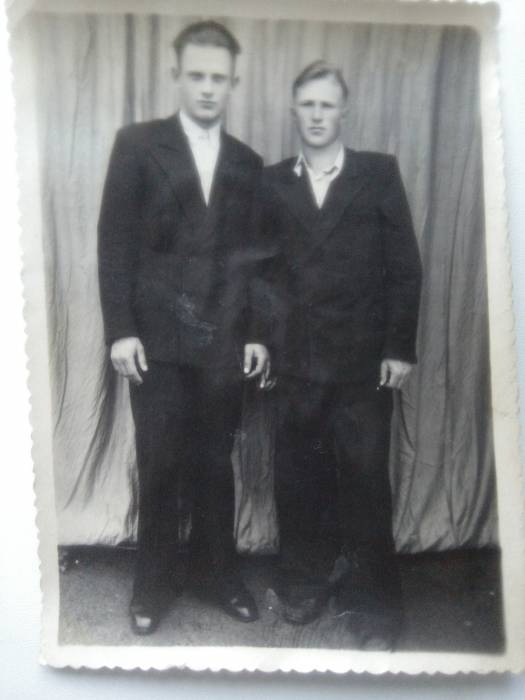 братья Николай (мой отец)и Владимир Андреюки