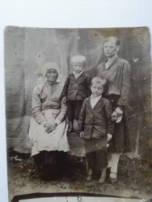 Пелагея Остапчук с дочерью Феодорой и внуками Николаем и Владимиром Андреюками