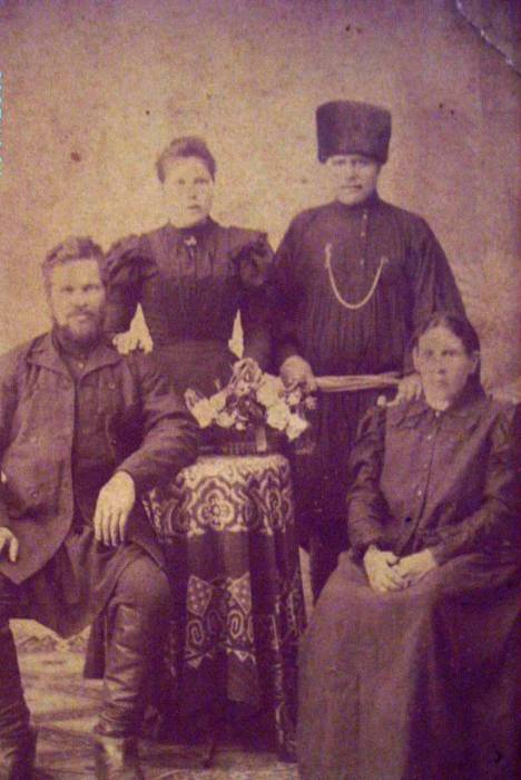 жена Черногребель А.Л. - Мария Степановна 1886г.р. со своими братьями и мамой, к сожаленью фамилии их мне не известны, также как и статус. жена Черногребель А.Л. - Мария Степановна 1886г.р. со своими братьями и мамой, к сожаленью фамилии их мне не известны, также как и статус.