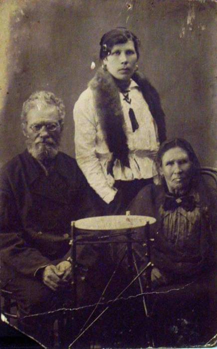 Мария Степановна с родителями <br> Мария Степановна с родителями <br>