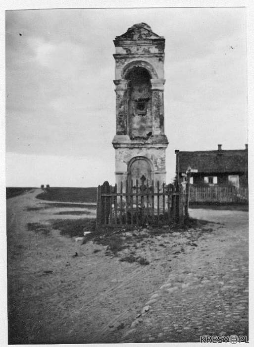 Чернавчицы. Часовня придорожная (XIX?) Часовня на краю местечка Чернавичцы Фото © www.kresy.pl | ca. 1920?