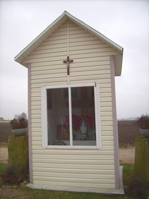 Kapliczka przed ulicą.