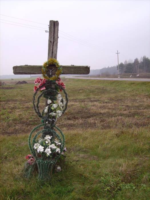 Przydrożny krzyż stojący przed wioską.