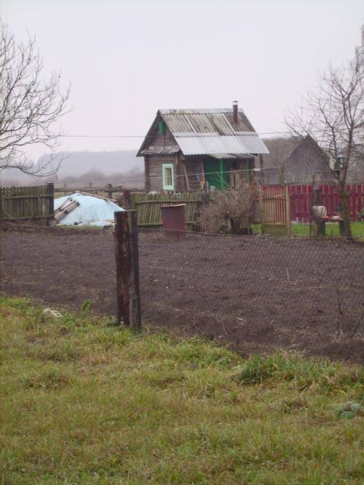 Niewielki budynek gospodarczy, prawdopodobnie letnia kuchnia.
