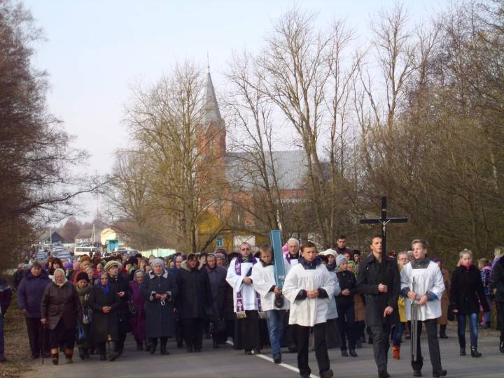 Po mszy św. uformowała się procesja.