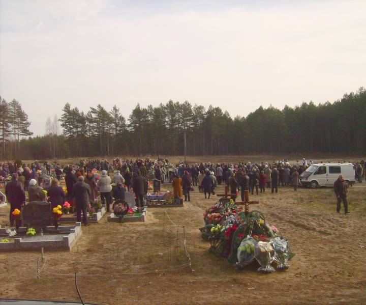 W nowej jego części, przy krzyżu, odmówiono litanię do Wszystkich Świętych.