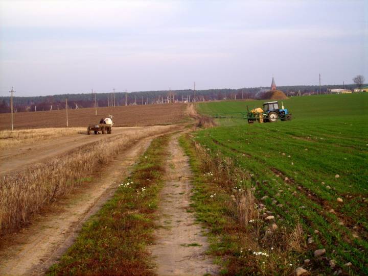 Łyntupską Drogą do miasteczka. Z prawej widoczna szkoła.