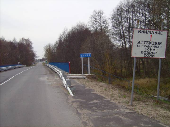 Most na Gawii, widok w stronę miasteczka.