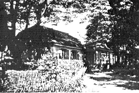 Dwór od strony wjazdu. Kserokopia zdjęcia