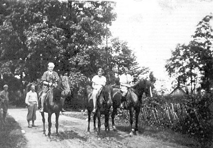 Ala Jamontt, Halszka i Marysia Meysztowiczówny z Gieranion. W pumpach stoi pan Mączyński.