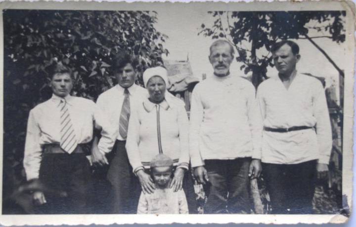 Сям'я Мікалая Мартынавіча Сенькі.<br>Берляж. Жнівень, 1936 г.<br>З левага боку стаяць Яўхім і Віктар, з правага - Сьвірыд.<br>Усяго ў сям'і было 18 дзяцей.<br>З сямейнага альбома Алы Яўхімаўны Панкратовіч. 