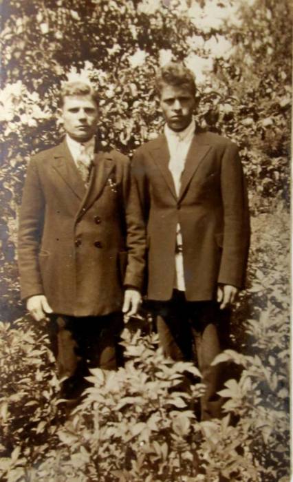 Фота Віктара Яўхімавіча Сенькі з плямяннікам Іванам. Берляж, 1934 г.<br>Азьнята В.Я. і даслана ў Берляж з Парыжа.<br>З сямейнага альбома Алы Яўхімаўны Панкратовіч. 