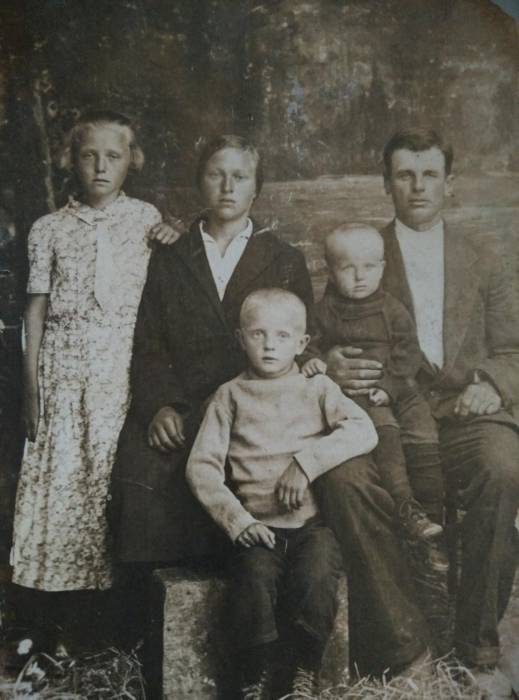 Дед Леон и бабушка Мартёна с детьми