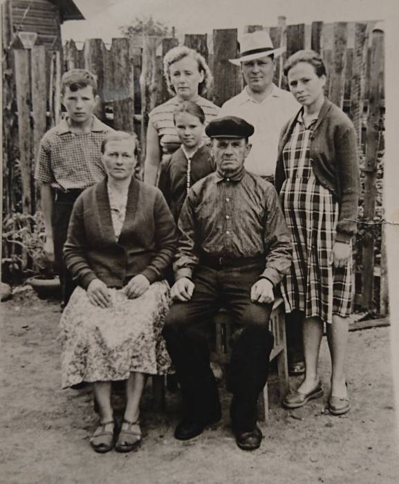 В центре мой дед Леон и бабушка Матрёна с детьми