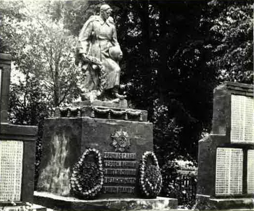 Братская могила в д. Кузьминичи 5 погибших <br> в октябре 1943 года. <br>В 1957 году установлена скульптура воин с венком. Ранее на том месте находилась церковь, которую разобрали на кирпичи в 1938 году.