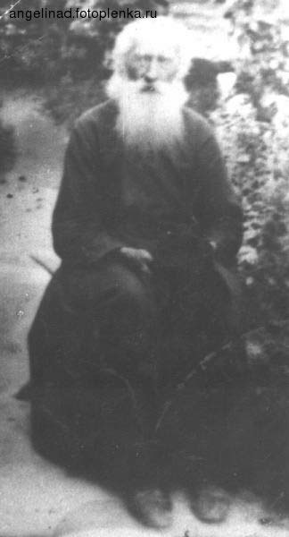 Иван Иванович Гашкевич (Иоанн Кормянский)<br>Родился в ночь на 7 октября (ст.ст.) (20 октября н.ст.) 1837 года в семье священника Иоанна Иоановича Гашкевича, рукоположеного Архиепископом Даниилом к Свято-Покровской церкви (построена в 1807) в деревне Стрешин 1836 году. Избран духовником по Рогачевскому благочинию. Мать Мария Иосифова. Братья Лев и Николай Гашкевичи, обучались в Могилевской Духовной семинарии. Сестра Анна.<br><br>С ранних 4 лет и Иоанн вместе с братьями помогал отцу в храме.Учился в приходской школе, поступил в Могилёвское духовное училище, успешно учился, а затем продолжил учебу в Могилёвской духовной семинарии, где учились братья, а впоследствии и сыновья Иоанна. В 1859 году, по окончании семинарии, Иоанна Гашкевича преподаёт сам в церковно-приходской школе деревни Огородня Гомельской области.<br><br>В 1862 году Иоанн Гашкевич венчается с дочерью протоиерея Огородненской церкви Марией Трусевич. С февраля 1862 года рукополагается во иереи и служит в церкви Рождества Богородицы в деревне Шерстин Рогачёвского уезда.<br><br>У Гашкевичей родилось четверо детей: трое сыновей — Михаил, Игнатий, Симеон (Михаил и Симеон стали священниками, Игнатий — псаломщиком) и дочь Татьяна (впоследствии — учительница церковно-приходской школы).<br><br>По прошению в 1876 года Иоанн перемещён к Огородненской Свято-Никольской церкви. Проходил должность духовного следователя в течение трёх лет с 1893 года.<br><br>Состоял членом Благочиннического совета в течение 12 лет.<br><br>В Корме первая деревянная церковь в честь Покрова Пресвятой Богородицы[1] была сооружена на средства прихожан в 1760 году при въезде в город. К 1900 году она обветшала.<br><br>Бывший в то время духовником 3-го Гомельского округа протоиерей Иоанн посоветовал настоятелю провести три дня в молитве и посте, чтобы Господь указал место нового храма. Прихожане и настоятель, отец Петр, поступили по совету прозорливого старца: в центре деревни, на бугорке, вечером сами собой загорались свечи[источник не указан 132 дня], там и решили строить храм.<br><br>Протоиерей Иоанн Гашкевич осуществил закладку, а затем и освящение храма — в 1907 году — с в сослужении с местным священником Николаем Страдомским. В походах не был. Под судом и следствием не состоял. В отпусках не был. За штатом не был. По прошению протоиерей уволен за штат в 1912 года.<br><br>Скончался в деревне Огородня осенью 1917 года, не дожив до революции (то есть в сентябре — октябре).<br><br>В 1991 году были обнаружены нетленные мощи протоиерея Иоанна и настоятель храма иеромонах Стефан (Нещерет) переносит их под спуд возле алтаря Покровской церкви.<br><br>Обретение честных мощей протоиерея Иоанна состоялось 9 сентября (н. ст.) 1997 года. Мощи были поставлены на поклонение в храме с левой стороны алтаря.<br><br>31 мая 1998 года состоялась канонизация Иоанна Кормянского в лике праведного как местночтимого святого Белорусской Православной Церкви, которую возглавил патриарший экзарх всея Беларуси митрополит Минский и Слуцкий Филарет (Вахромеев).<br><br>8 Августа 2000 г. определением Синода Белорусской Православной Церкви решено учредить при Свято-Покровском приходе женский монастырь в честь святого праведного Иоанна Кормянского и именовать его Свято-Иоанновским женским монастырем.<br><br>В 2000 году Определением Синода Белорусской Православной Церкви было решено: учредить при Свято-Покровском приходе женский монастырь в честь святого праведного Иоанна Кормянского.<br><br><br>Паэма да святога Iаана Кармянскага (аўтар Ангеліна Дабравольская)<br>...Схілюся грэшнай галавою<br>I тварам упаду ў траву.<br>Дай, Госпадзе, мне быць з Табою —<br>Я ўсё тады перажыву.<br><br>Калі надыдзе час спакусы —<br>Дазволь мне сэрца ўтрымаць<br>I ад Цябе не адкаснуцца.<br>...Тут<br>ля Крыжа<br>стаяла Маці…<br><br>Бяздольным, з хвораю душою<br>Усяе пакуты не знясці.<br>Але іскрынкаю жывою —<br>Сам ацалі і асвяці. <br><br><br>