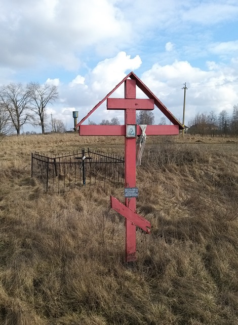 Крест, установленный на месте бывшего Переростовского Рождества Богородицкого храма, построенного в 1785 году.