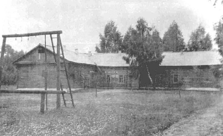Школа в деревне Рудня Столбунская (Ветковский район). 60-е — нач. 70-х.