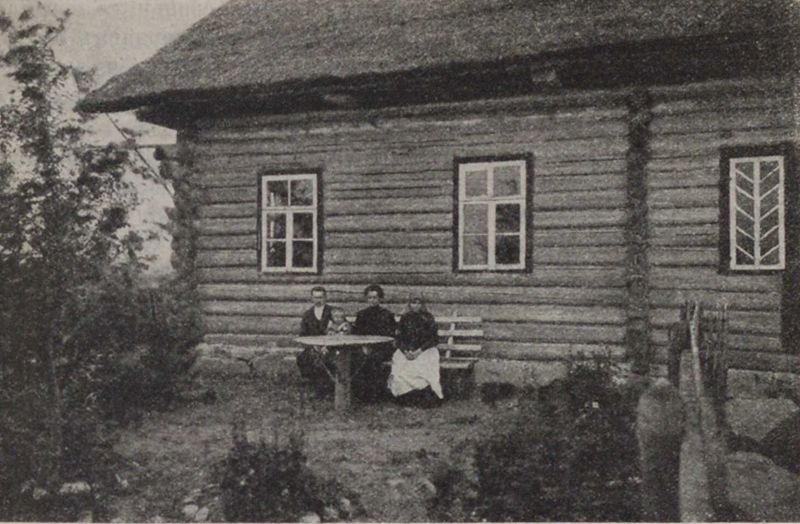 Жилой дом Игнатия Симоненко. За столом его семья.<br><br>Источник - книга 