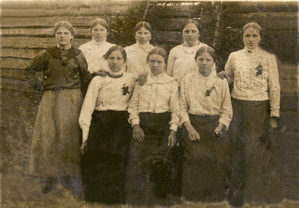 Dziewczęta ze wsi Łunin.Między innymi moja Babcia Pelagia Bogdaniec c.Teresy i Jakuba Mielianiec.Dziewczęta są albo druchnami albo gośćmi na weselu.Świadczą o tym wpięte w bluzeczki mirciki z kokardką.Moja Babcia siedzi,pierwsza od lewej,koleżanka położyła rękę na jej ramieniu (fot. z ok.1900r.)