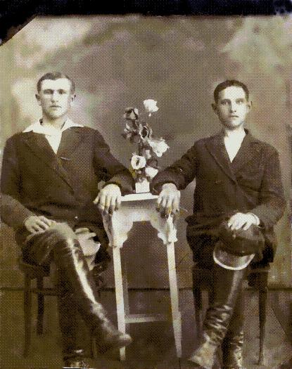 ok.1930r.po lewej siedzi Brat mojej Mamy Andrzej Bogdaniec