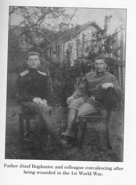 r.ok.1915-16.Z lewej siedzi Józef Bogdaniec-najmłodszy Brat mojego dziadka.Syn.Wiktorii i Feliksa.