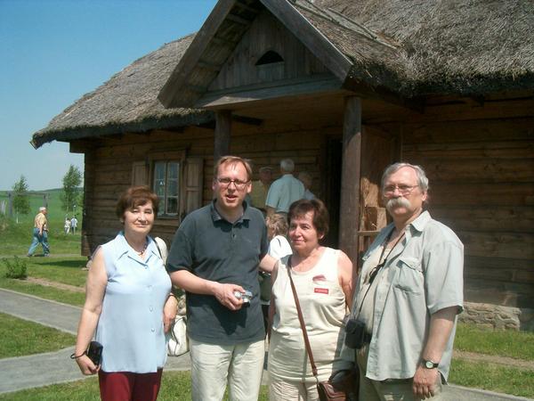 Zaosie.Dworek Mickiewiczów.Na fotografii,drugi od lewej potomek A.Mickiewicza, Pan  Roman Gorecki-Mickiewicz