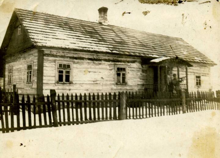 Prawdopodobnie dom Jana i Marii (z d. Kozak) Urbanowicz.<br>Rok 1935 na dachu domu.