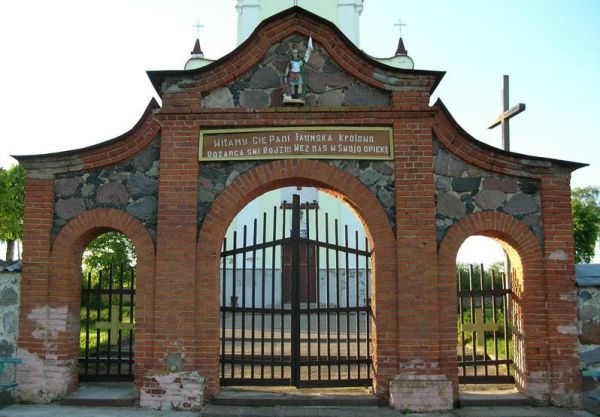 Brama przed kościołem